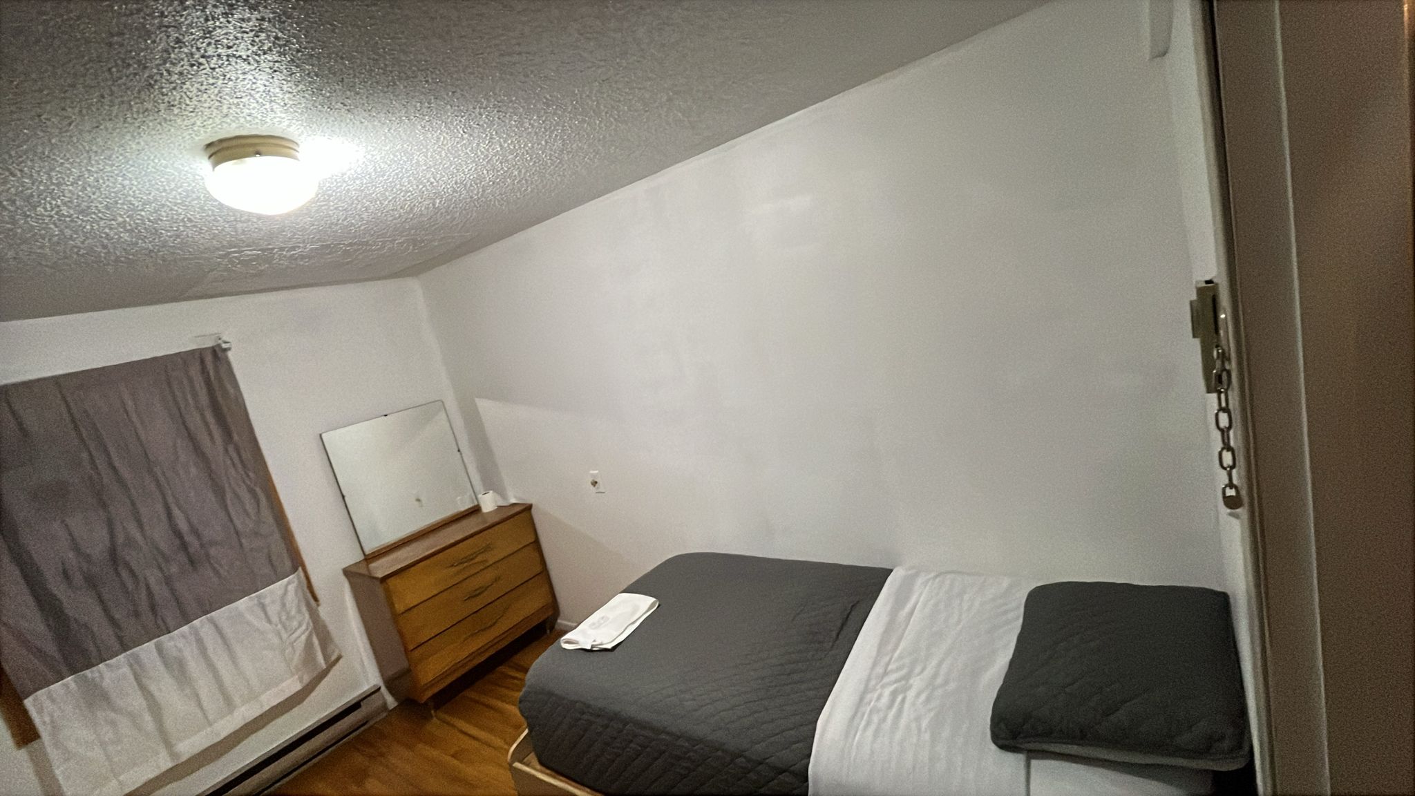 Le1226-Private Room 2 with Free WIFI and Parking