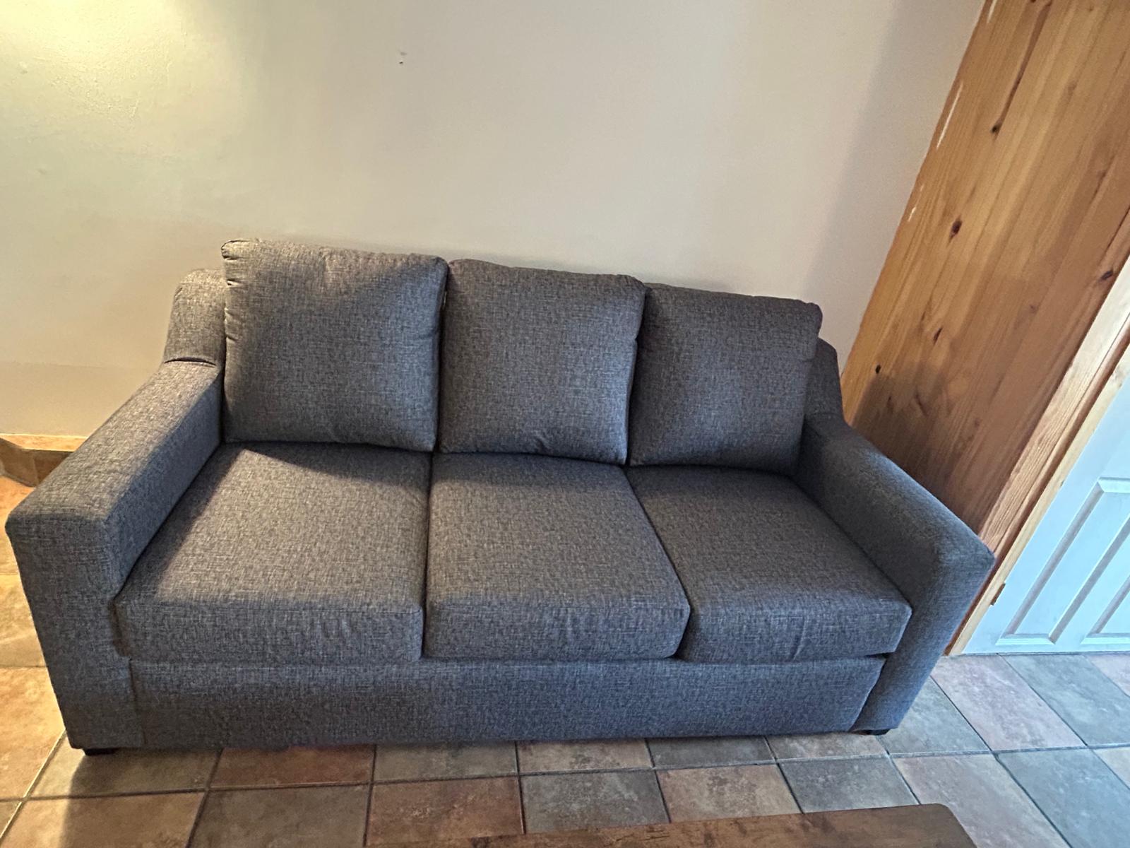 Le1226-Private Basement with WIFI and Free Parking - Image 2