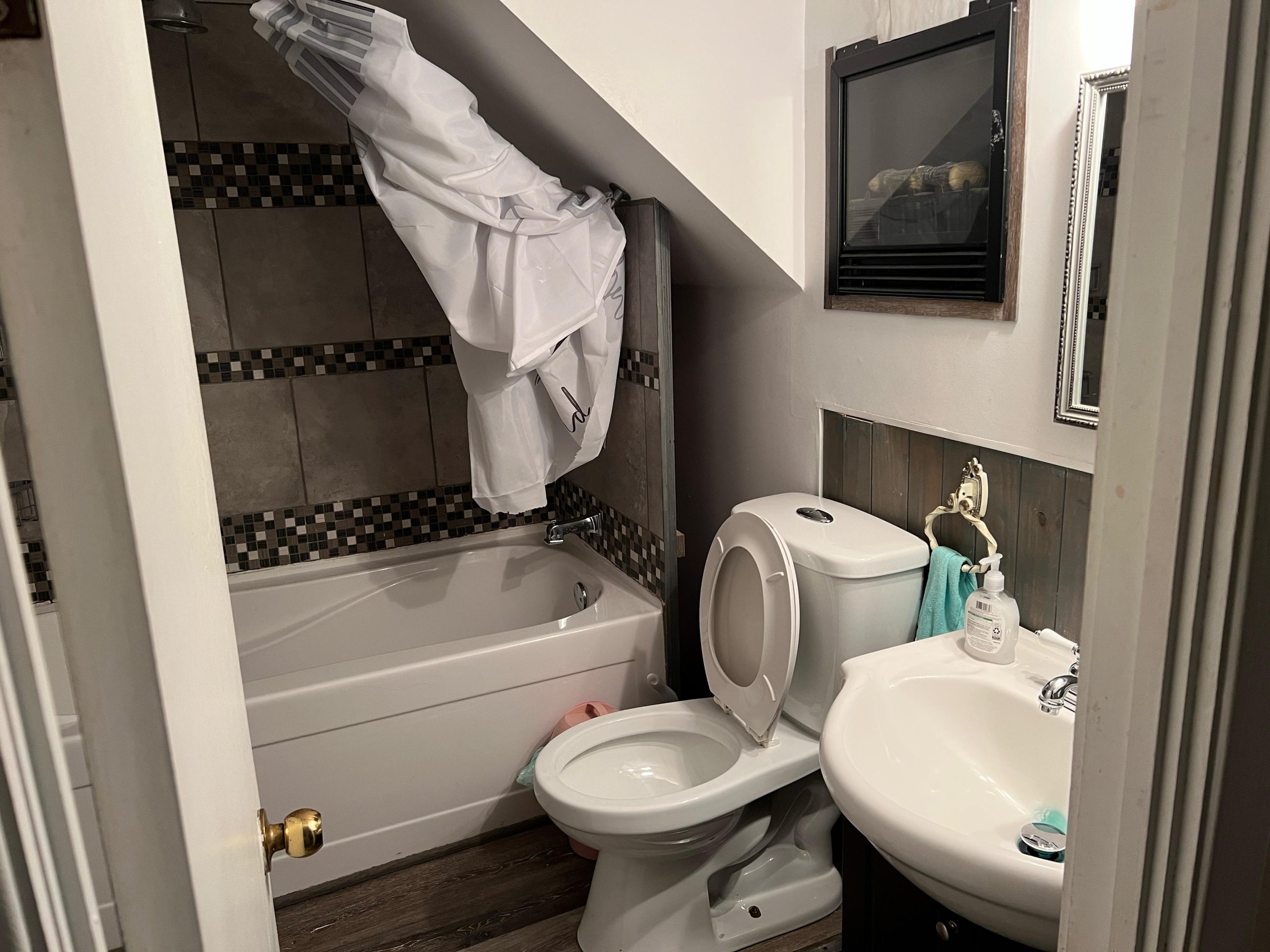 Le1226-Private Basement with WIFI and Free Parking - Image 5