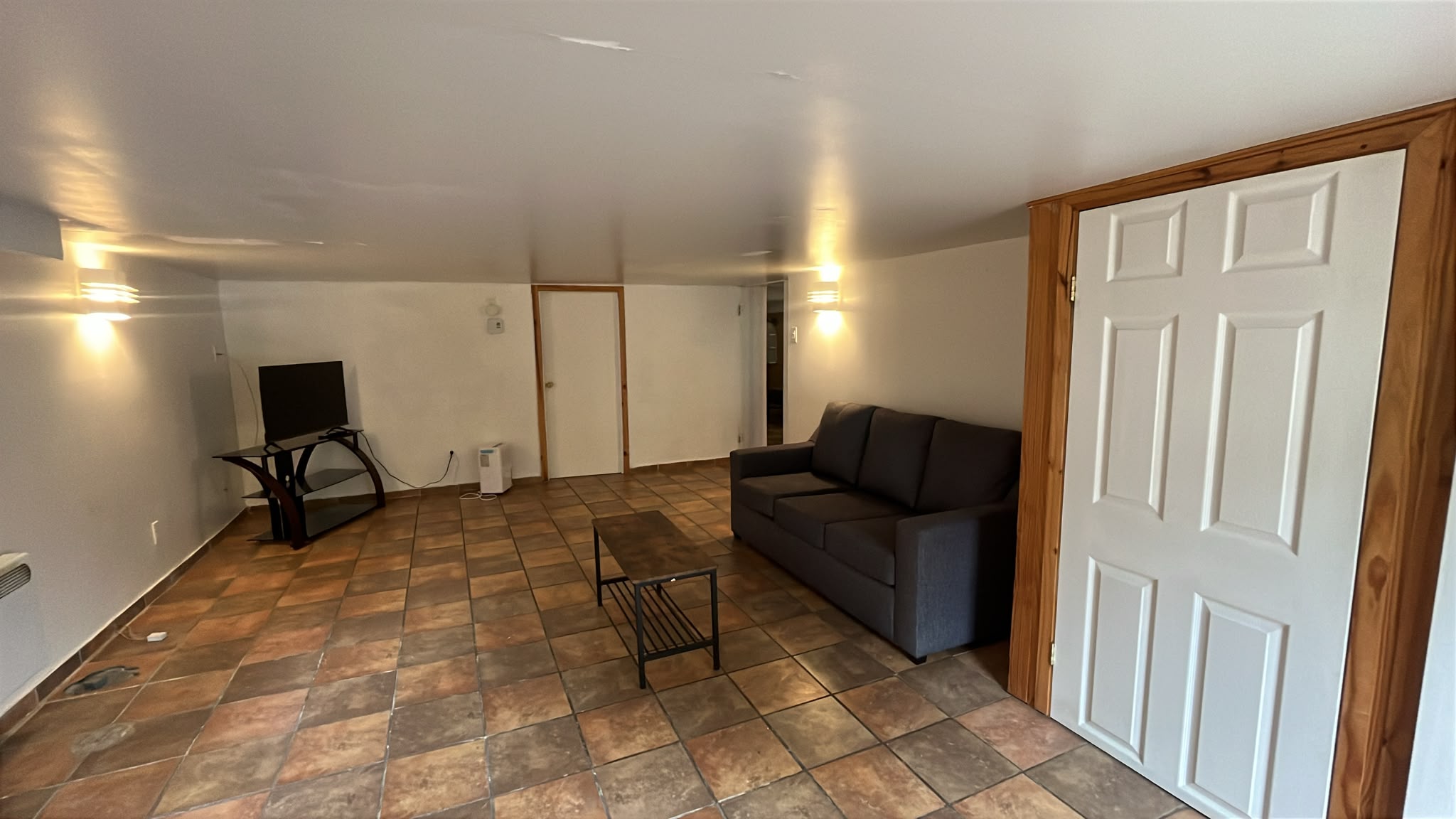 Le1226-Private Basement with WIFI and Free Parking - Image 8