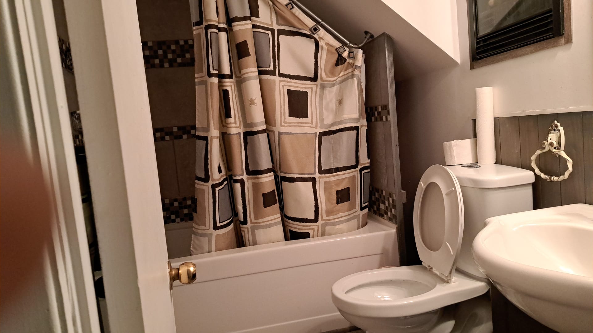 Le1226-Private Basement with WIFI and Free Parking - Image 12